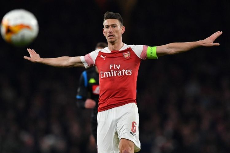 Laurent Koscielny membiarkan bola keluar lapangan pada laga Arsenal vs Napoli dalam perempat final Liga Europa di Stadion Emirates, 11 April 2019. 