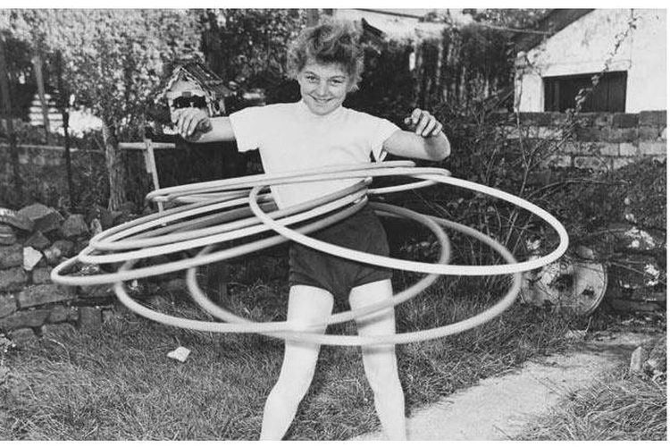 Anak-anak bermain hula hoop