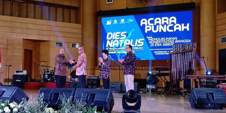 Universitas Terbuka (UT) menggelar Dies Natalis ke-35 mengangkat tema Mengukuhkan Konektivitas Bangsa di Era Siber di UT Convention Centre (UTCC), Tangerang Selatan (Tangsel), Rabu (4/9/2019). 