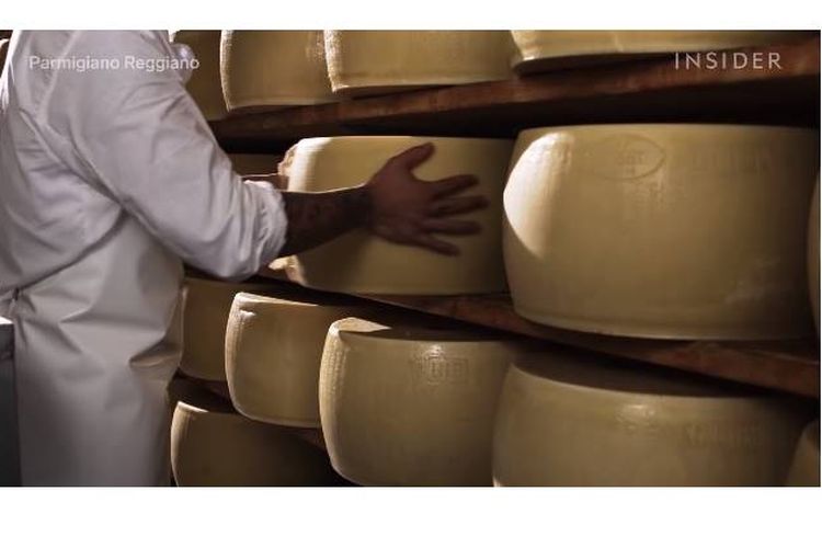 Keju Parmesan yang dibuat secara berkualitas di tempat pengolahan susu Parmigiano-reggiano, Italia.