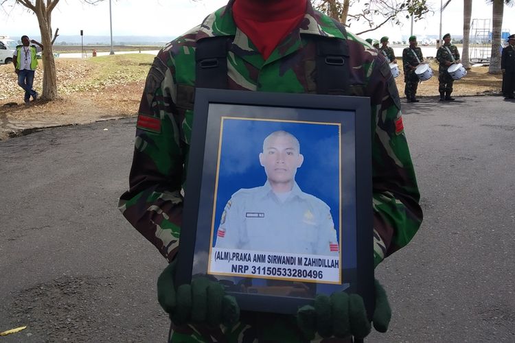 Suasana Penyambutan jenazah Praka Sirwandi di Bandara Internasional Lombok (BIL)
