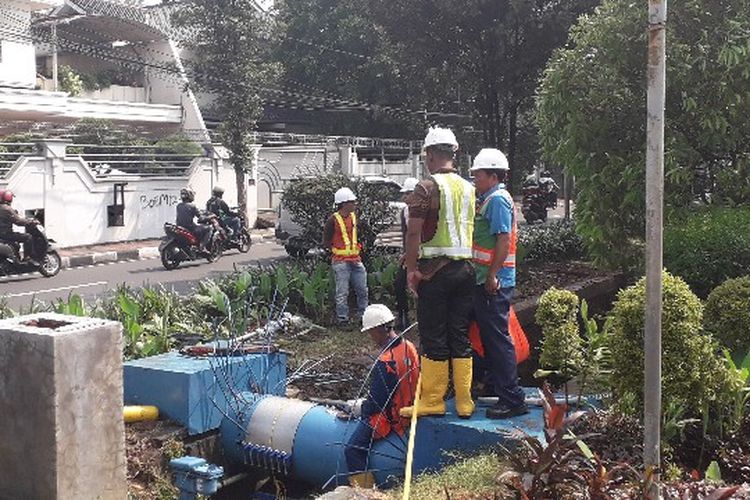Pipa milik PT Palyja yang sempat bocor di Jalan Puri Indah, Kembangan, Jakarta Barat, pada Rabu (21/11/2018) ini sudah ditangani petugas.