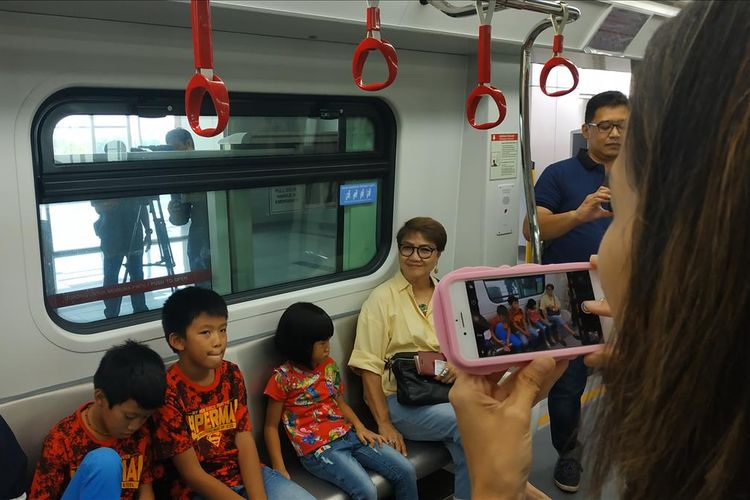 Sejumlah warga tampak antusias mengikuti uji publik gratis LRT Jakarta yang digelar mulai Senin (11/6/2019).