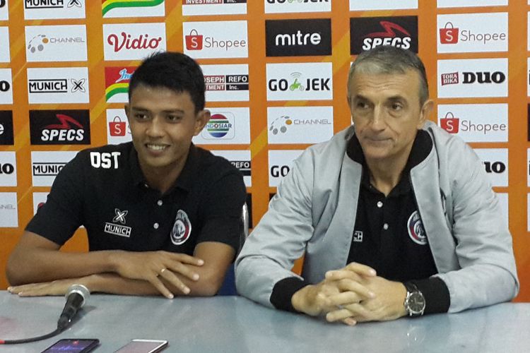 Pelatih Arema FC Milomir Seslija (kanan) bersama Dedik Setiawan (kiri) saat konferensi pers di Stadion Gajayana, Kota Malang, Kamis (4/7/2019)