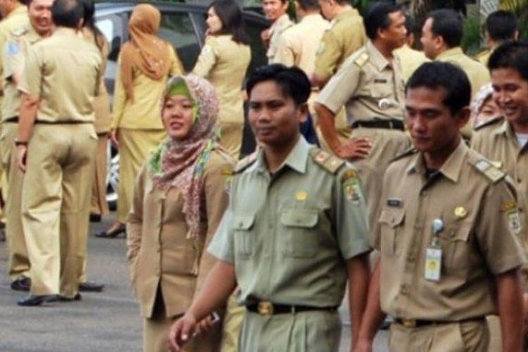 Seragam PNS diubah mulai Senin (8/2/2016). Tak hanya mengenakan seragam berwarna krem, PNS nantinya juga memiliki seragam dinas batik dan juga kemeja putih.