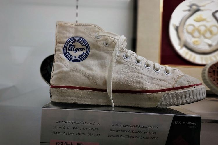 Salah satu bentuk pengembangan sepatu basket Onitsuka Tiger