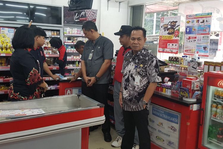 Pengawai Dinas Koperasi dan UMKM saat memeriksa izin usaha sejumlah minimarket di Jakarta Pusat, Jumat (23/2/2018). Empat minimarket diduga tidak punya izin usaha. 