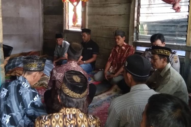 Jenazah Yogi Saputra (19) ketika berada di rumah duka di Dusun VIII Desa Ujan Mas Lama, Kecamatan Ujan Mas,Kabupaten Muara Enim, Sumatera Selatan, Rabu (2/1/2019). Yogi sebelumnya tewas setelah tersengat listrik usai memanjat pohon rambutan.