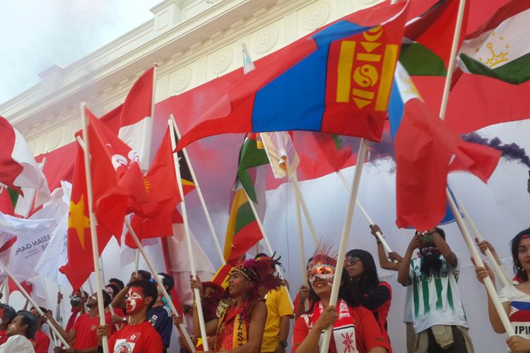 Parade bendera menyambut Asian Games 2018 di The Legend Star, Jatim Park Grup, Kota Batu, Jawa Timur, Kamis (16/8/2018).