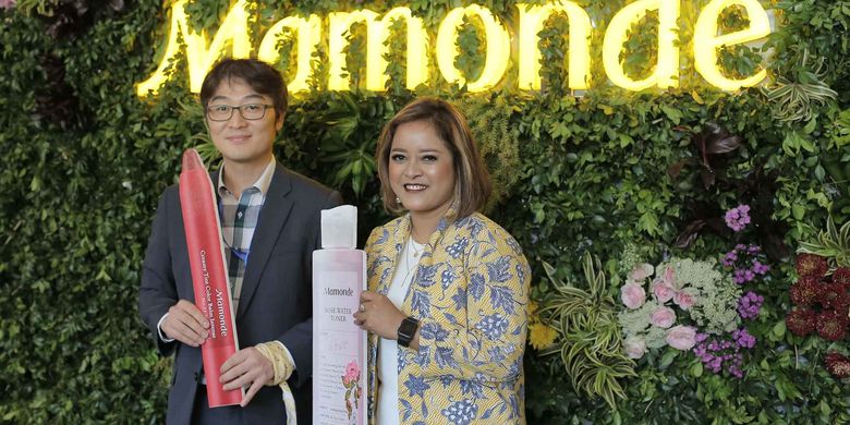 Direktur Amorepacific Indonesia Eunsan Jeong (kiri) dan Brand Manager Mamonde Indonesia Melati Ubaya (kanan) dalam peluncuran Mamonde di Jakarta (18/7/2019).