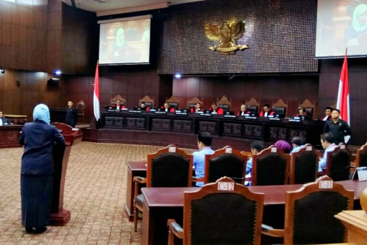 Koordinator pada Jaksa Agung Muda Perdata dan Tata Usaha Negara, Mia Amiyati menyampaikan keterangan Pemerintah dalam sidang uji materi terkait penodaan agama yang digelar di Mahkmah Konstitusi, Jakarta, Selasa (26/9/2017).  