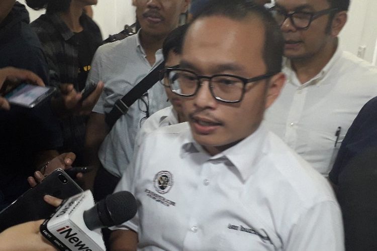 Kuasa hukum Joko Driyono, Andru Bimasetta, memberikan keterangan kepada wartawan di Mapolda Metro Jaya, Senin (25/3/2019).