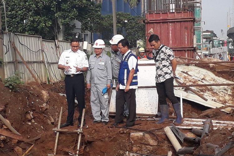 Gubernur DKI Jakarta Anies Baswedan menginspeksi proyek LRT Jabodebek di kawasan Pancoran, 
