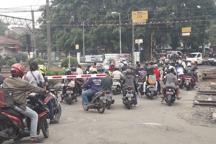 Kondisk perlintasan KA di dekat Stasiun Cakung, Jakarta Timur, Rabu (10/4/2019).