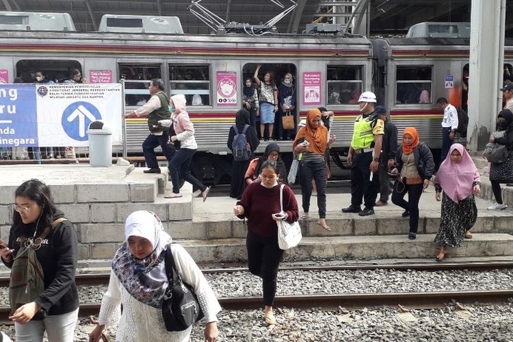 Suasana Stasiun Jatinegara pada harj pertama pengoperasian jalur Double-double Track, Jumat (12/4/2019).