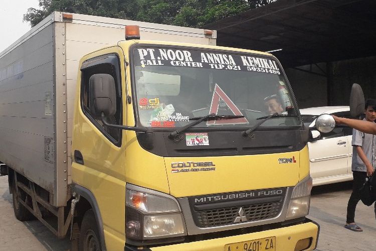 Mobil boks yang digunakan untuk pengiriman ganja bercampur limbah medis B3 dipamerkan dalam konferensi pers di Kantor BNN, Kamis (16/5/2019).