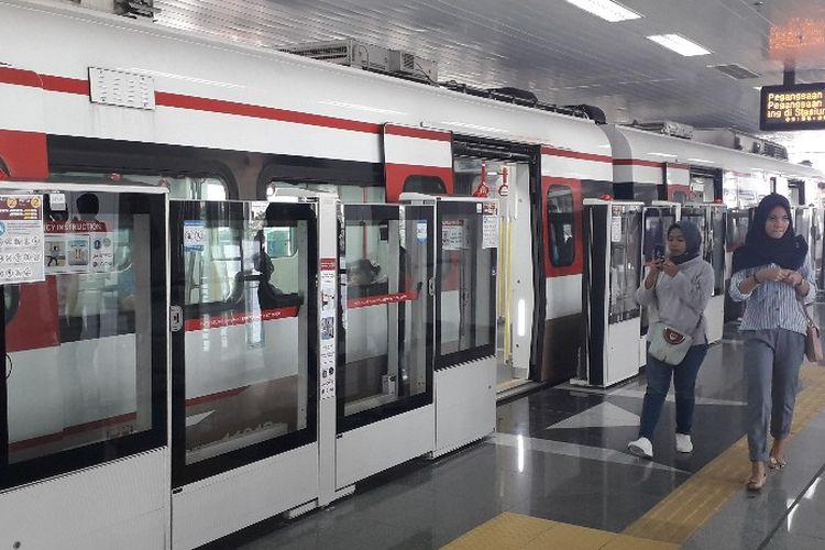 Suasana peron stasiun LRT Velodrome pada masa uji coba publik LRT Jakarta, Rabu (12/6/2019).