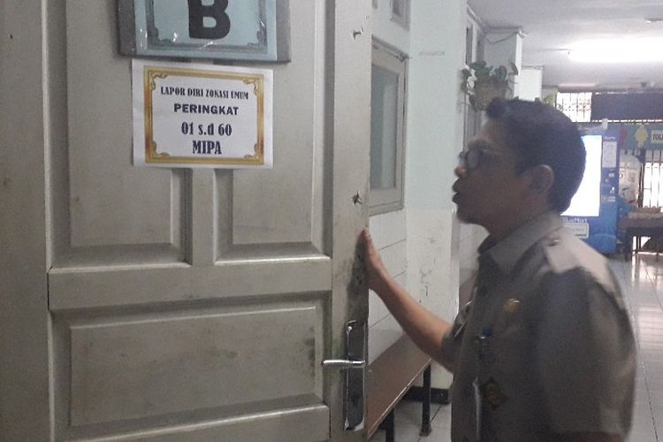 Kepala Sekolah SMAN 8 Agusman Anwar menunjukkan salah satu ruangan di SMAN 8, Rabu (26/6/2019).