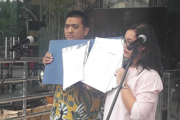 Ketua Wadah Pegawai KPK Yudi Purnomo (kiri) menunjukkan berkas petisi penolakan capim KPK bermasalah di Gedung Merah Putih KPK, Senin (2/9/2019).