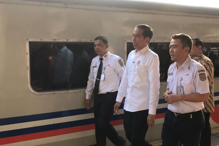 Presiden Joko Widodo, Jumat (31/5/2019) meninjau arus mudik Lebaran di Stasiun Senen Jakarta.