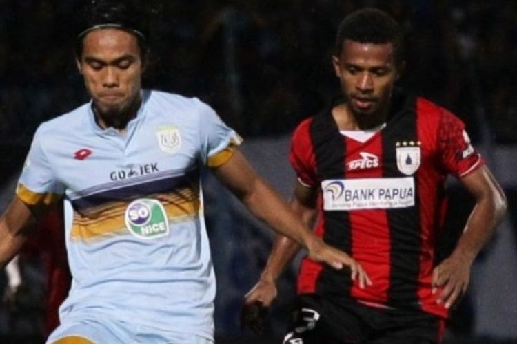 Gelandang muda Persipura, Friska Womsiwor (kanan), mencoba melewati pemain Persela Lamongan pada laga pekan ke-11 Liga 1 musim 2017 di Stadion Surajaya, Lamongan pada 14 Juni 2017. 