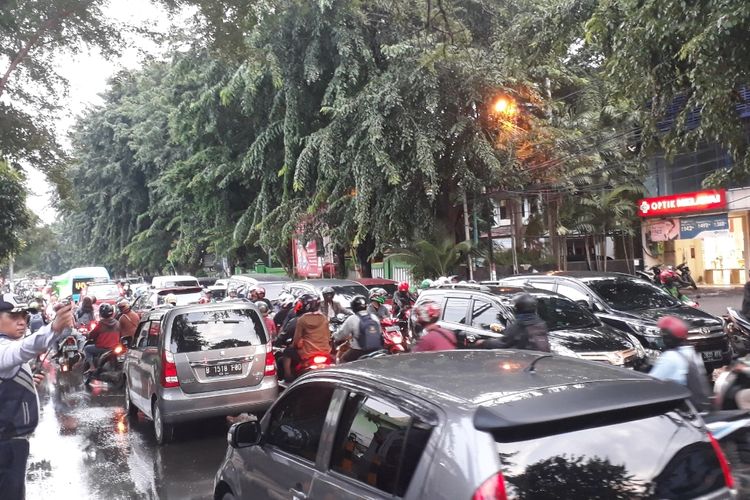 Kondisi arus lalu lintas di Jalan Ir Juanda, Bekasi Timur, Kota Bekasi macet total pada Minggu (28/4/2019) sore. Genangan air di sejumlah ruas jalan setelah terjadi hujan deras pada Minggu siang membuat arus lalu lintas jadi macet parah.