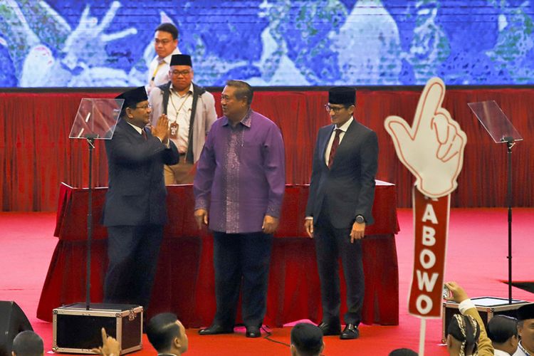 Calon Presiden dan Wakil Presiden nomor urut 02 Prabowo Subianto (kiri) dan Sandiaga Uno (kanan) berfoto bersama dengan Ketua Umum Partai Demokrat Susilo Bambang Yudhoyono (tengah) usai menyampaikan pidato kebangsaan di Jakarta Convention Center, Jakarta, Senin (14/1/2019). Prabowo-Sandiaga menyampaikan pidato kebangsaan dengan tema Indonesia Menang yang merupakan tagline visi dan misinya.