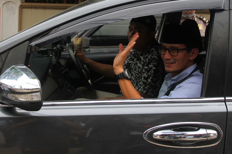 Calon Wakil Presiden nomor urut 02 Sandiaga Salahudin Uno ketika berkunjung di kediaman ketua KPPS almarhum Selamat Riadi (66) yang terletak di Jalan Eka Bakti Nomor 22 Kelurahan Ilir D-1 Sekip, Palembang, Sumatera Selatan , Jumat (17/5/2019).
