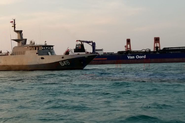 KRI Siwar-646 Unsur Satuan Kapal Cepat (Satkat) Koarmada I berhasil menangkap kapal yang sedang membuang limbah di Perairan Barat Pulau Galang, Kepulauan Riau, Senin (8/4/2019).