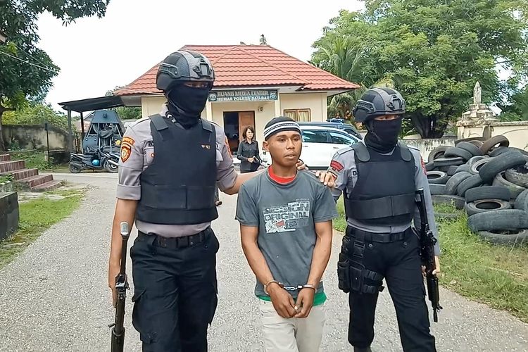 Seorang tukang ojek di Kota Baubau, Sulawesi Tenggara, inisial ES (20) tak berkutik di bekuk satuan Reskrim Polres Kota Baubau, Jumat (8/3/2019) lalu.  Pelaku ini ditangkap polisi karena telah mencabuli seorang penumpangnya yang masih dibawah umur, inisial SW (14).
