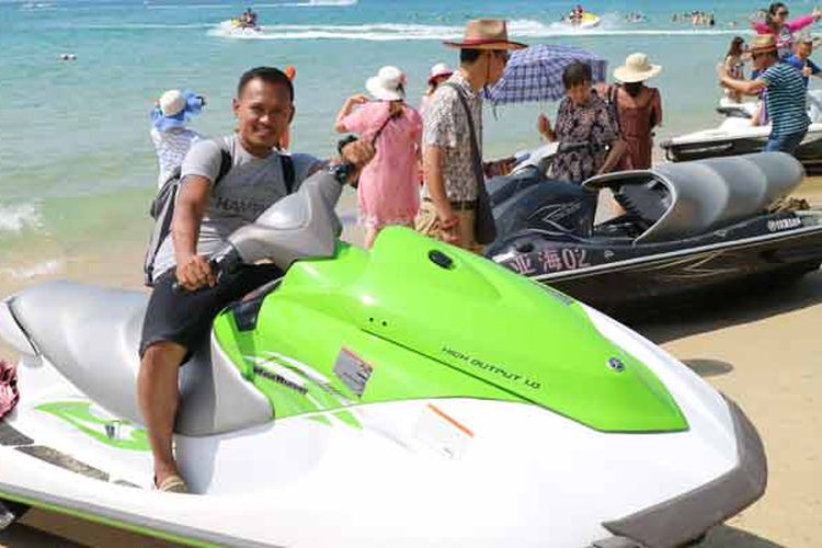 Wisatawan Indonesia di Yalong Bay yang dijuluki sebagai Hawaiinya China di Sanya, Provinsi Hainan, Sabtu (14/10/2017).