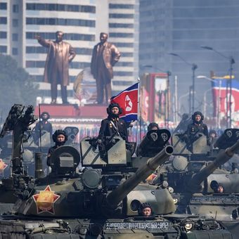 Tank Tentara Rakyat Korea (KPA) berbaris dalam parade militer yang digelar dalam rangka peringatan 70 tahun berdirinya Korea Utara di Alun-alun Kim Il Sung, Pyongyang, Minggu (9/9/2018).