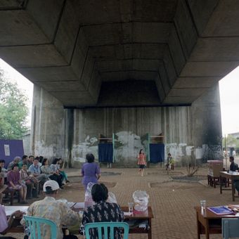 Pemungutan suara pada Pemilu 1999 di TPS yang terletak di Kolong Jembatan Layang Tambora