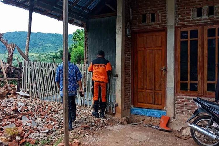 Kondisi rumah warga yang ambrol akibat tanah bergerak dan amblas di Desa Teta, Kecamatan Lambitu, Kabupaten Bima.