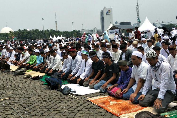 Massa Reuni 212 menggelar shalat zuhur berjemaah di kawasan Monas, Jakarta Pusat, setelah acara tersebut berakhir, Minggu (2/12/2018) siang.