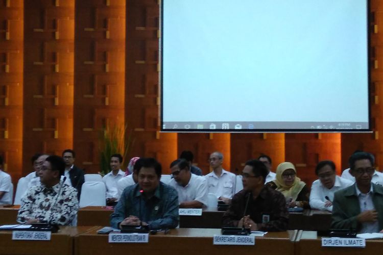 Acara konferensi pers capaian sektor industri dalam 3 tahun pemerintah Joko Widodo dan Jusuf Kalla di Kementerian Perindustrian, Jakarta, Senin (23/10/2017).
