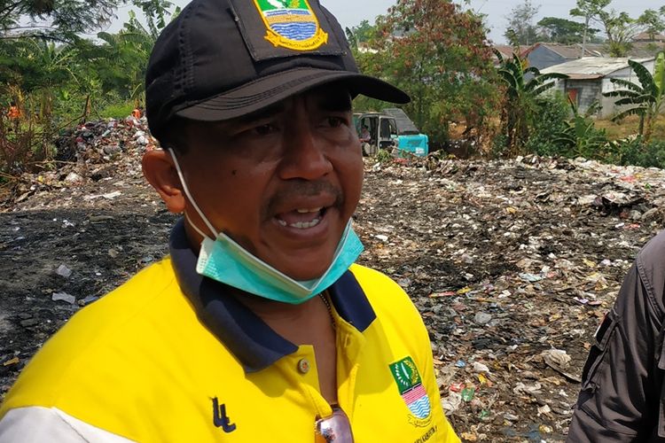 Camat Tambun Selatan, Iman Santoso, saat operasi pengangkutan sampah Kali Jambe, Kabupaten Bekasi, Jumat (6/9/2019).