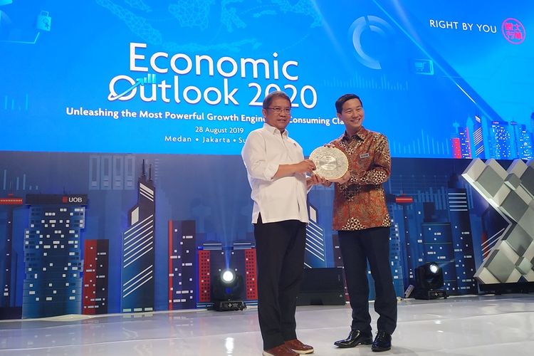 Menteri Komunikasi dan Informatika (Kominfo) Rudiantara menyampaikan materi dalam acara UOB Economic Outlook 2020 di Pacific Place, Jakarta, Rabu (28/8/2019).
