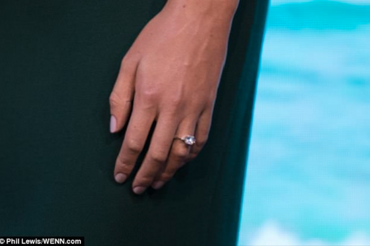 Replika cincin pertunangan di patung lilin Meghan Markle