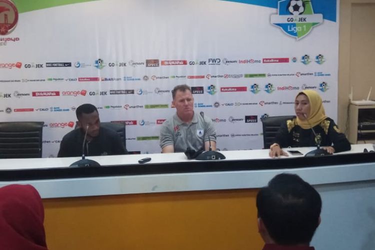 Pelatih Persipura Peter James Butler saat memberian keterangan pers seusai bertanding melawan Sriwijaya FC di Stadion Glora Jakabaring, Palembang, Sabtu (14/4/2018).
