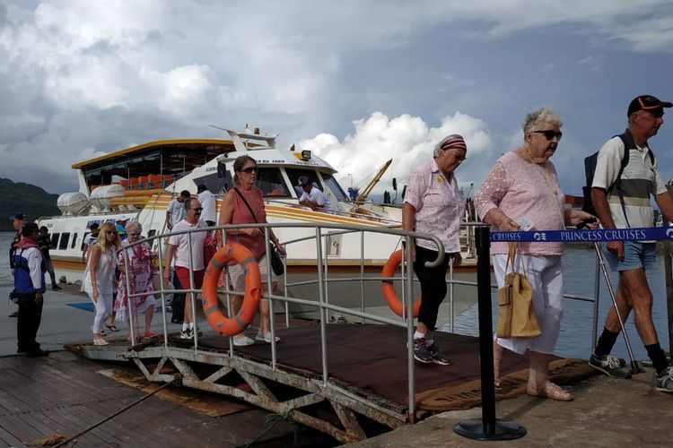 Sebanyak 2.161 wisatawan kapal pesiar tiba di Pelabuhan Lembar, Lombok, NTB, Jumat (15/3/2019).