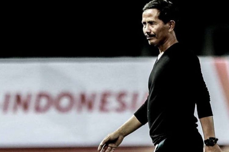 Wajah tegang pelatih PSMS Medan, Djadjang Nurdjaman saat mendampingi timnya melawan Kalteng Putra pada laga perdana Grup X 8 Besar Liga 2 musim 2017 di Stadion Patriot Candrabhaga, Kota Bekasi, Kamis (9/11/2017).
