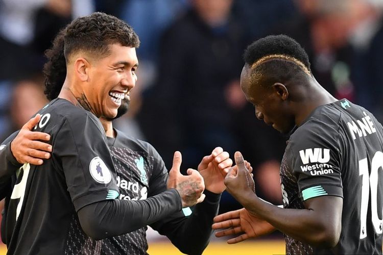 Roberto Firmino, Sadio Mane, dan Mohamed Salah merayakan gol timnya pada pertandingan Burnley vs Liverpool di Stadion Turf Moor, 31 Agustus 2019. 