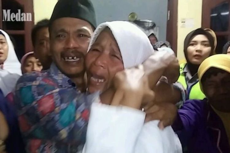 Ibu kandung Kompol Andi Chandra menangis histeris di pelukan kerabatnya saat melihat keranda jenazah anaknya tiba di rumah duka di Kecamatam Gunung Maligas, Kabupaten Simalungun, Minggu (22/4/2018).