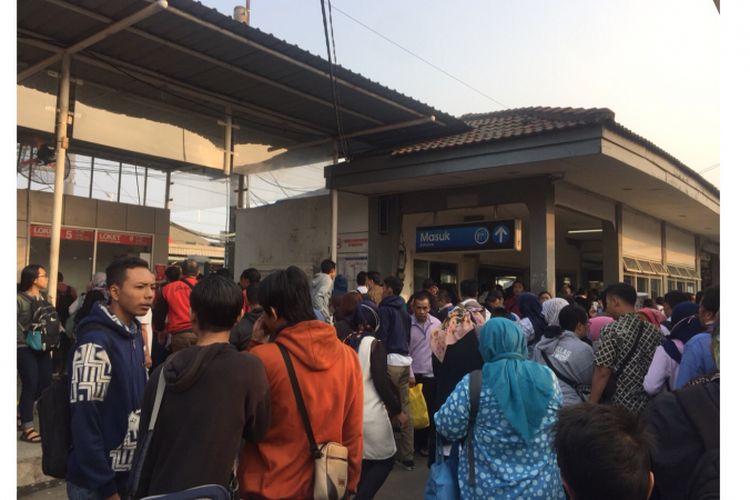 Suasana Depok Stasiun Lama Panjang Antrean di Jalan Pancoran Mas, Depok, Senin (23/7/2018).