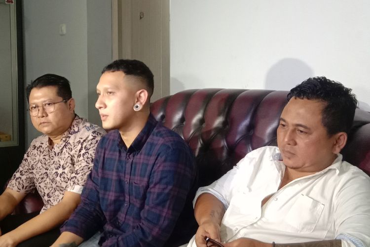 Keluarga Nunung, yaitu Bagus Permadi (tengah) dan Adi Danar Pratikno (kanan) dalam jumpa pers di Tebet Timur, Jakarta Selatan, Senin (12/8/2019). 