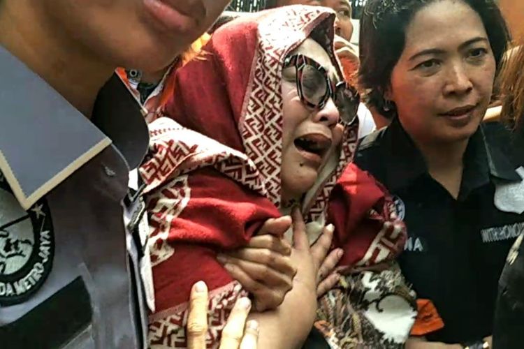 Pelawak Nunung menangis tak kuat mengikuti konferensi pers di Polda Metro Jaya, Jakarta Selatan, Senin (22/7/2019). 