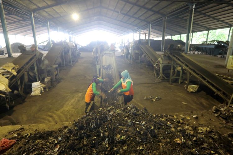 Beberapa pekerja sedang mengolah kompos di Unit Pengolahan Sampah Terpadu (UPST) Bantargebang, Bekasi, Jawa Barat, Rabu (20/2/2019). Unit pengolahan yang dikelola Pemerintah Provinsi DKI Jakarta ini menghasilkan 2-3 ton kompos per hari dari sampah organik pasar-pasar di sejumlah wilayah Jakarta.