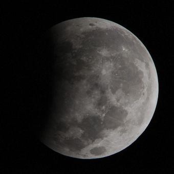 Puncak gerhana bulan sebagian sekitar pukul 02:20 Wita yang terpantau dari Kota Gianyar, Bali, Selasa (8/8/2017). Gerhana bulan yang berlangsung sekitar 1 jam 55 menit tersebut dapat dilihat dari seluruh kepulauan di Indonesia.