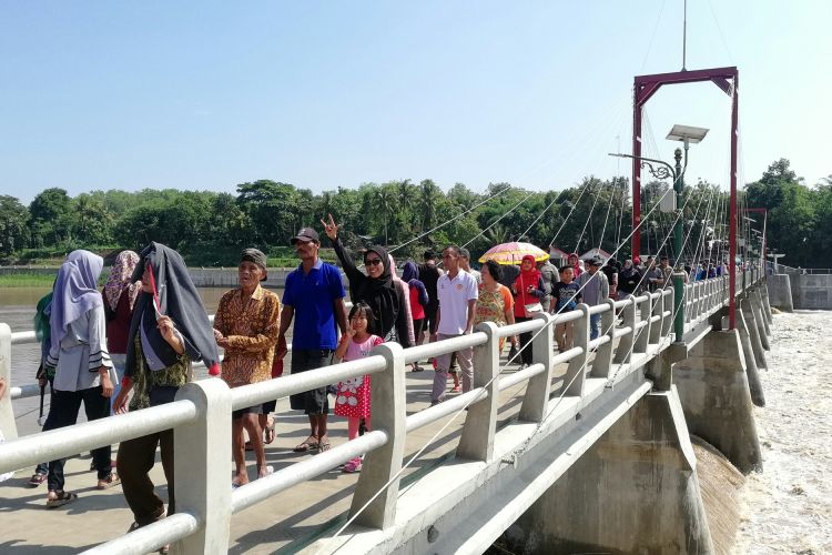 Jembatan di atas Bendungan Kamijoro menghubungkan Kabupaten Kulon Progo dan Bantul, Daerah Istimewa Yogyakarta. Ribuan warga jalan dan menyesaki jembatan ini. Warga datang ke sana untuk memuaskan rasa penasaran setelah jembatan dan taman menjadi viral. Taman Bendung Kamijoro jadi destinasi baru bagi wisatawan.